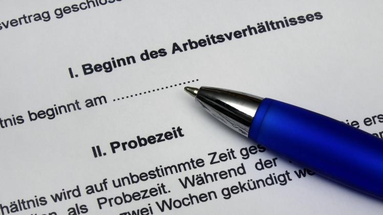 Arbeitsvertrag Arbeitsvertrag, 12.06.2022, Borkwalde, Brandenburg, Auf einem Arbeitsvertrag liegt ein Kugelschreiber. **
