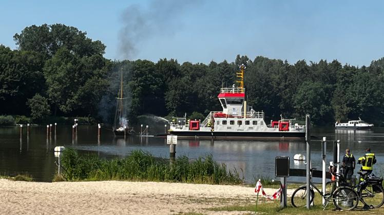 Eine Segelyacht ist bei Klein-Westerland im NOK in Brand geraten. Die Feuerwehr löscht von einer Kanalfähre aus.