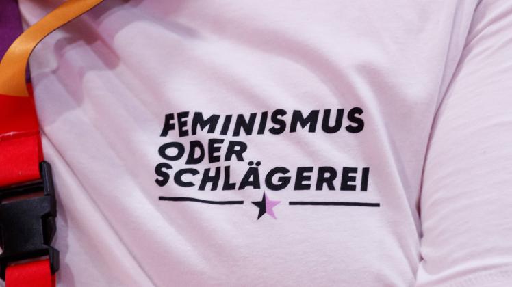 Feminismus oder Schlägerei, T-Shirt-Motiv, 26.06.2022, Erfurt (Deutschland), Politik, News, Bundesparteitag Die Linke *