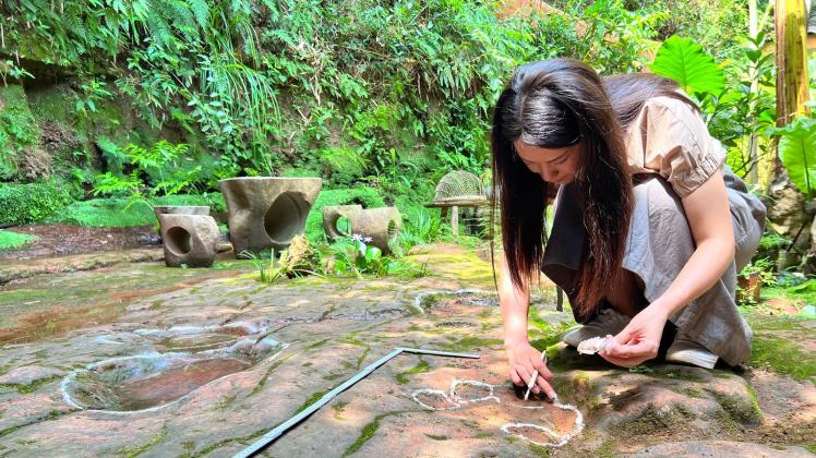 Im Garten eines Restaurants im Land China wurden uralte Dinosaurier-Fußabdrücke gefunden. Foto: ---/Lida Xing Team/dpa