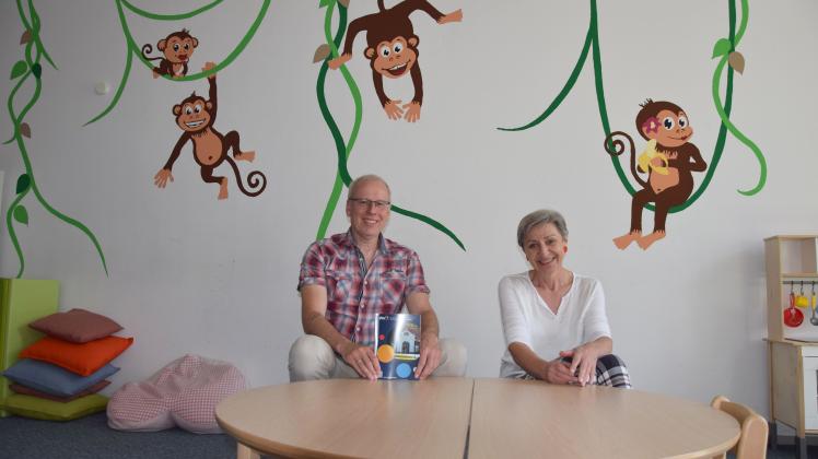 Rainer Nordmann und Gabriele Schuchardt im neuen Raum für die Kinderbetreuung.
