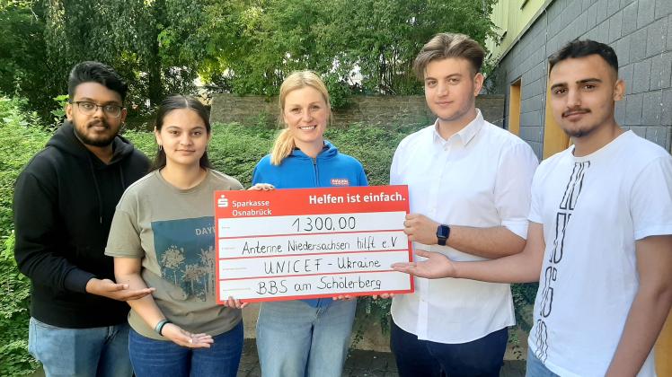 Schüler der BBS Schölerberg erwirtschafteten Spenden und übergaben sie an „Antenne Niedersachsen hilft“.
