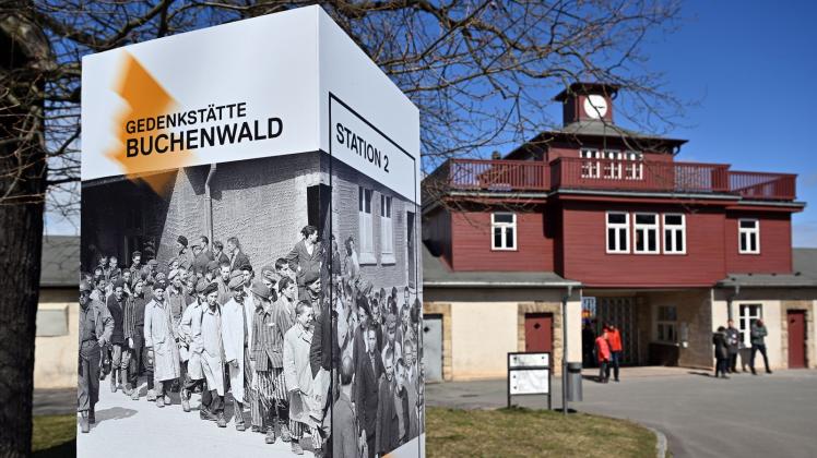 ARCHIV - Das Tor der Gedenkstätte Buchenwald. In dem ehemaligen Konzentrationslager wurden sieben Erinnerungsbäume für Opfer des NS-Lagers zerstört. Foto: Martin Schutt/dpa