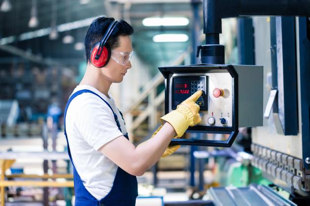 Das Einrichten und Bedienen programmierbarer CNC-Dreh- und Fräsmaschinen gehört zu den Hauptaufgaben. Das Einrichten und Bedienen programmierbarer CNC-Dreh- und Fräsmaschinen gehört zu den Hauptaufgaben.