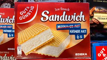 In Mecklenburg-Vorpommern gibt es das Sandwich-Eis „Kiewer Art“ seit Kurzem zu kaufen.