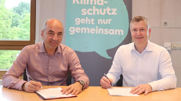 Stefan Dohler (links) und Landrat Dr. Christian Pundt unterzeichnen die Charta.