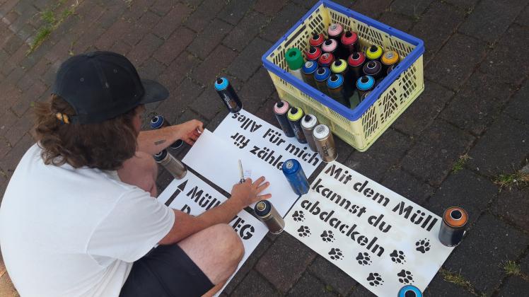 Die Studierenden der EUFH haben ihre Schilder zur Müllentsorgung von Grafiker und Mit-Iniator von #MeinHafenDeinHafen Robert Hochstädter realisieren lassen. 