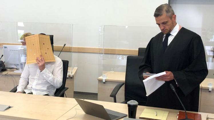 Der Angeklagte sitzt neben seinem Anwalt Hennig Köhler (r) im Gerichtssaal. Foto: Joachim Mangler/dpa-Zentralbild/dpa