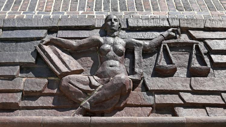 ARCHIV - Blick auf die Justitia über dem Eingang eines Landgerichts. Foto: Hendrik Schmidt/dpa-Zentralbild/dpa/Symbolbild