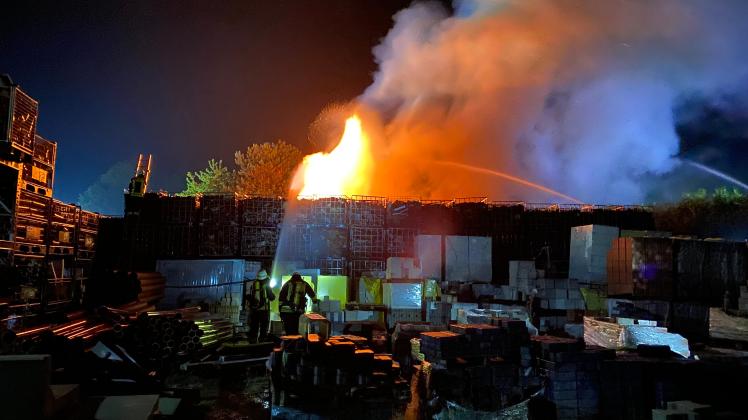 In der Nacht zu Donnerstag ist in Buer am Nordring ein großes Lager mit Brennholz in Brand geraten. Die Feuerwehr brauchte mehrere Stunden, um die Glutnester in dem gestapelten Holz zu löschen.