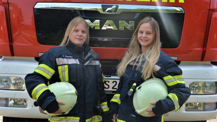Frauenpower bei der Feuerwehr Schierbrok-Schönemoor: Michelle Menke und Vanessa Ruhnau.