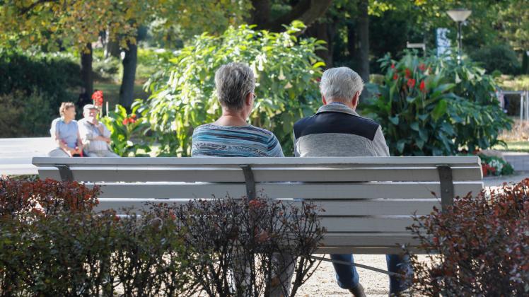 Rentner Ehepaare im Park Rentner Paare sitzen auf Baenken in einem Park, am 06.10.2018. Bad Harzburg Niedersachsen Deuts