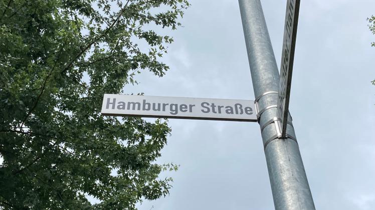 Die Hamburger Straße ist eine wichtige Verkehrsachse in Elmshorn.