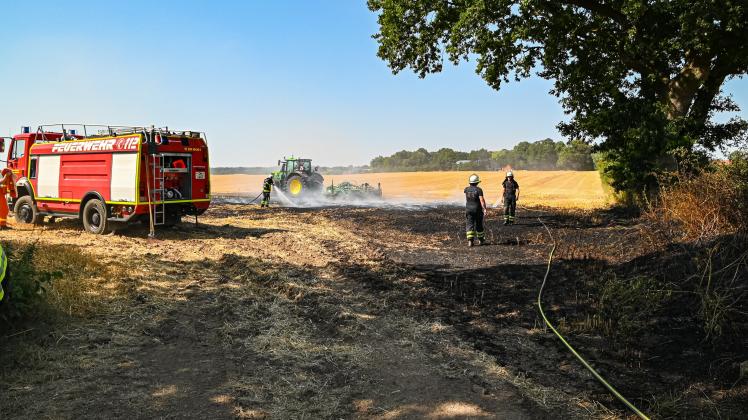 Mit der Unterstützung vom Landwirt konnte das Feuer aus eine Fläche von etwa 1500 Quadratmeter beschränkt werden.