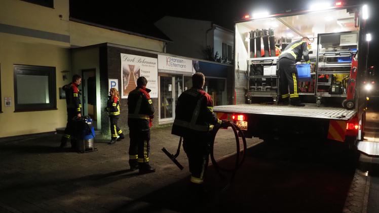 Die Freiwillige Feuerwehr Uetersen rückte am Donnerstagabend gegen 23Uhr ein weiteres Mal aus. Es galt, einen Keller am Tornescher Weg vom eingedrungenen Wasser zu befreien.