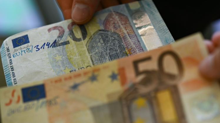 Die Bundesbank präsentiert gefälschte 20-Euro- und 50-Euro-Geldscheine. Im Juli 2021 hatte die Polizei eine Fälscherwerkstatt in Köln ausgehoben und rund 600 fertige Fälschungen gefunden. Foto: Arne Dedert/dpa