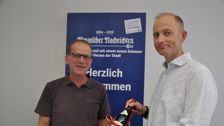 Holger Knop ist seit 25 Jahren bei den Bramscher Nachrichten. Verkaufsleiter Patrick Smol gratuliert.