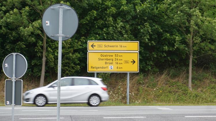 Auf der B104 nahe Rampe, Abfahrt Schwerin-Nord, steht ein neues Richtungsschild