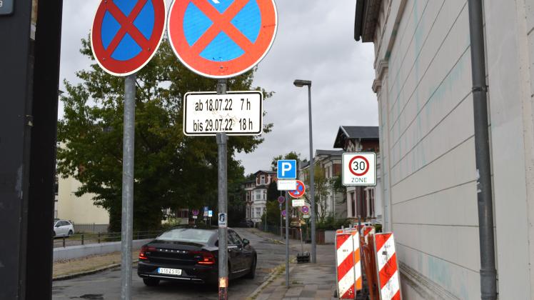 Zeitweilige Halteverbote in der Lutherstraße verunsichern die Anwohner, denn sie kennen den Grund dafür nicht.