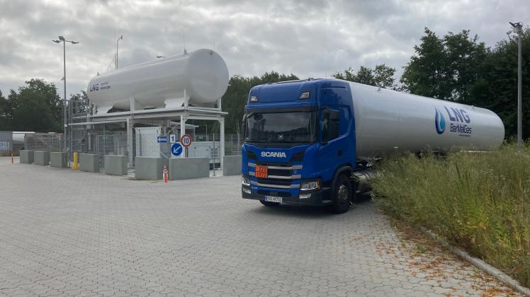 Betreiber der LNG-Tankstelle für Lkw in Neumünster ist das Unternehmen Barmalgas mit Sitz in Ludwigsfelde bei Berlin. 