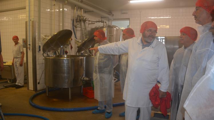Hier ist es richtig heiß. Geschäftsführer Klaus Eisenbarth zeigt den Besuchern aus Marokko, wie die Milch für die Produktion von Frischkäse-Erzeugnissen dickgelegt wird.