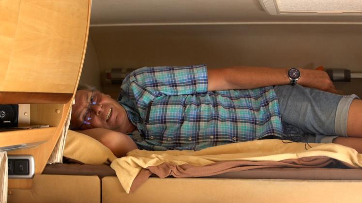 Ewald Mohnen aus Aachen freut sich über sein eigenes Bett im Urlaub mit seinem Wohnmobil. 