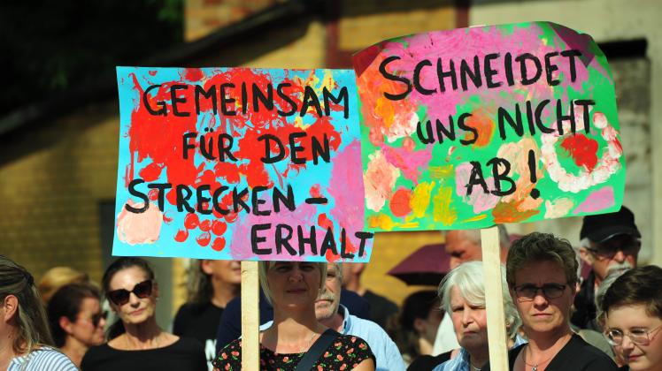 Demonstration vor dem Meyenburger Bahnhof