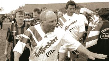 1994 in Kropp: Uwe Seeler führt seine Traditionself aufs Feld (links Jürgen Muhl, rechts Manfred Kaltz).