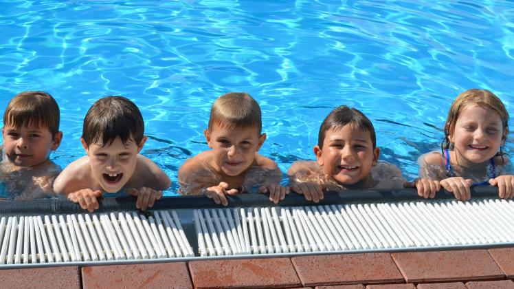 Kinder am Rand eines Schwimmbeckens, Frebad Ellerau, Vorschulkinder, Wassergewöhnung, Bildungshaus Pfiffikus