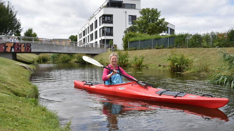 Johanna Fülle leitet einige der Stadtpaddeln-Touren über Rostocks Gewässer.