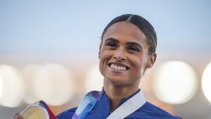 Nach ihrem Fabel-Weltrekord über 400 Meter Hürden posiert Sydney Mclaughlin mit ihrer Goldmedaille. Foto: Michael Kappeler/dpa