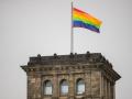 Die Regenbogenfahne wird anlässlich des Berliner Christopher Street Day (CSD) auf dem Südwestturm des Reichstagsgebäudes gehisst. Foto: Christoph Soeder/dpa