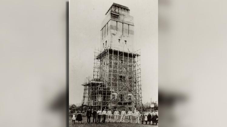 Als ein neues Wahrzeichen der Stadt Delmenhorst entstand: Bauarbeiter der Firma Twisterling bauen 1909/10 den Wasserturm.