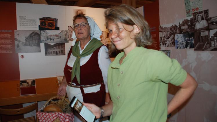 Sonja Biwer vom Bund-Besucherzentrum Burg Lenzen und Erika Otto, Stadtführerin als Lenzener Magd Adele, in der Ausstellung auf der Burg Lenzen.