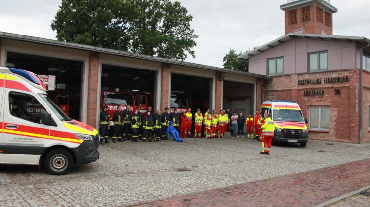Die jungen Rettungskräfte mit ihren Partnern von der Freiwilligen Feuerwehr Lübtheen