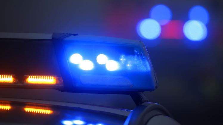 SYMBOLBILD - Ein Polizeiauto mit eingeschaltetem Blaulicht steht an einer Unfallstelle. Foto: Karl-Josef Hildenbrand/dpa/Symbolbild