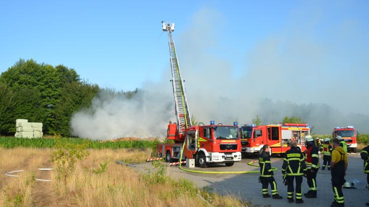 Großeinsatz für die Lingener Feuerwehren: In Brockhausen brannten 300 Strohballen.