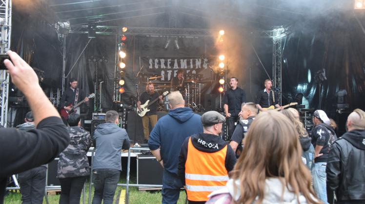 Die Gruppe Screaming Stereo aus Heide bot den mitgehenden Besuchern Metal vom Feinsten. 