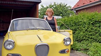 Zum 18. Oltimertreffen in Schwerin wird auch die Pampowerin Roswitha Preuß mit ihrem maisgelben Goggomobil auffahren. Das Schmuckstück ist von 1957. 