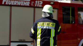 Melle, Deutschland 22. Juni 2022: Ein Feuerwehrmann mit Sicherheitshelm und dem Aufdruck Feuerwehr auf seiner Einsatzkle