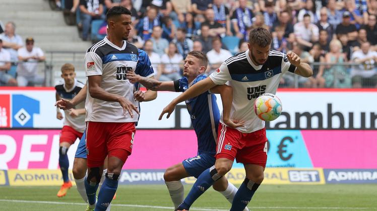 Mario Vuskovic (Hamburger SV), Nico Neidhart (FC Hansa Rostock) Fussball, Herren, Saison 2022/2023, 2.BL, HSV gegen FC