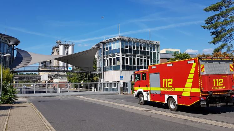 Ein Fahrzeug der Feuerwehr wird auf das Gelände der Chemiefabrik in Lingen-Darme gelassen.