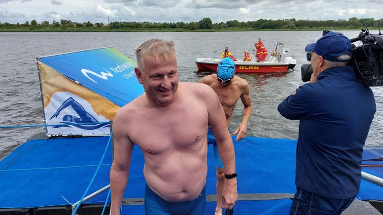 Im siebenten Anlauf hat es geklappt: Sieg für Ralf Labecki vom gastgebenden Hanse-Schwimmverein Rostock beim 20. Warnowschwimmen über den langen Kanten von 2500 Metern, hinter ihm Michael Raelert. 