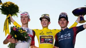 Tour-de-France-Sieger Jonas Vingegaard (M), der Zweitplatzierte Tadej Pogacar (l), und der Drittplatzierte Geraint Thomas. Foto: Thibault Camus/AP/dpa