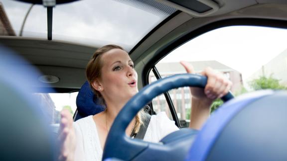 ILLUSTRATION - Musik gehört zum Autofahren, nicht aber das Smartphone in der Hand. Legal Musik auswählen, kann man etwa über die vereinfachte Version seiner Streaming-App in Apple Carplay oder Android Auto. Foto: Christin Klose/dpa-tmn ILLUSTRATION - Musik gehört zum Autofahren, nicht aber das Smartphone in der Hand. Legal Musik auswählen, kann man etwa über die vereinfachte Version seiner Streaming-App in Apple Carplay oder Android Auto. Foto: Christin Klose/dpa-tmn