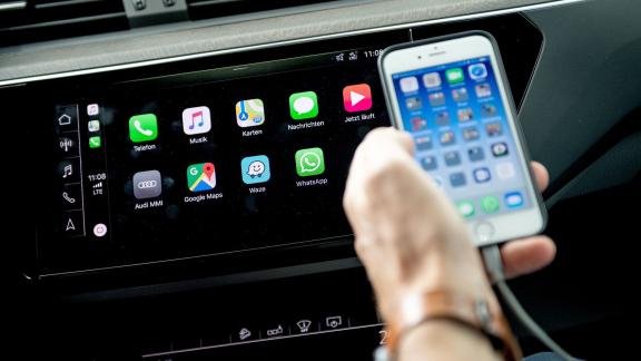 ILLUSTRATION - Spiegelung als Prinzip: Die Grundidee von Apple Carplay und Android Auto ist es, Funktionen und Apps mit eingeschränktem Funktionsumfang auf das Fahrzeugdisplay zu spiegeln. Foto: Zacharie Scheurer/dpa-tmn ILLUSTRATION - Spiegelung als Prinzip: Die Grundidee von Apple Carplay und Android Auto ist es, Funktionen und Apps mit eingeschränktem Funktionsumfang auf das Fahrzeugdisplay zu spiegeln. Foto: Zacharie Scheurer/dpa-tmn