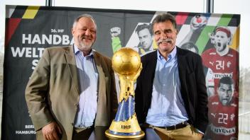 ARCHIV - DHB-Präsident Andreas Michelmann (l) und Heiner Brand, Weltmeister als Spieler 1978 und Trainer 2007, bei einer Pressekonferenz. Foto: Matthias Balk/dpa