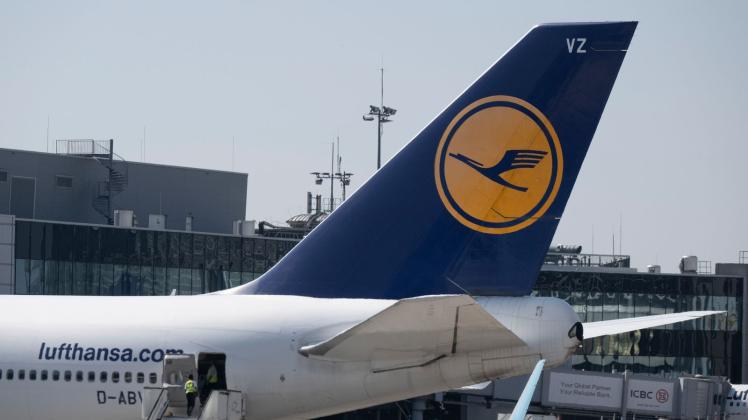 Eine Passagiermaschine der Lufthansa steht auf dem Vorfeld des Frankfurter Flughafens. Foto: Boris Roessler/dpa