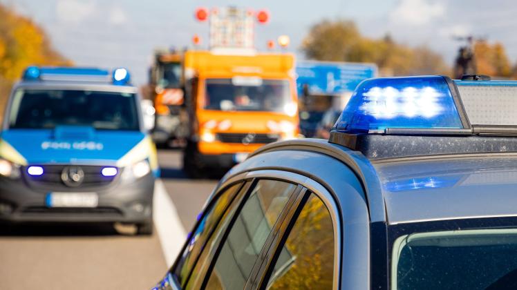 Langer Rückstau nach Unfall A81 zwischen zwei Fahrzeugen und einem LKW 08.11.2021: Feature Symbolbilder Blaulicht Poliz