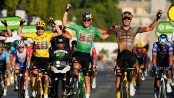Die Tour de France könnte dank des jungen Fahrerfeld weiter spannend bleiben. Foto: Thibault Camus/AP/dpa